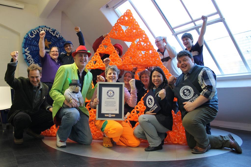 Guinness world record largest 3d fractal made from modellig balloons sierpinski tetrahedron gwr