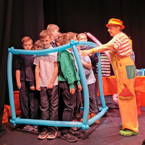 12 children inside a metre cube made of balloons during a Bubbly Maths Show.