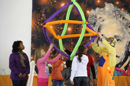 Solving a geometric puzzle, making an octahedron with 3 balloon squares